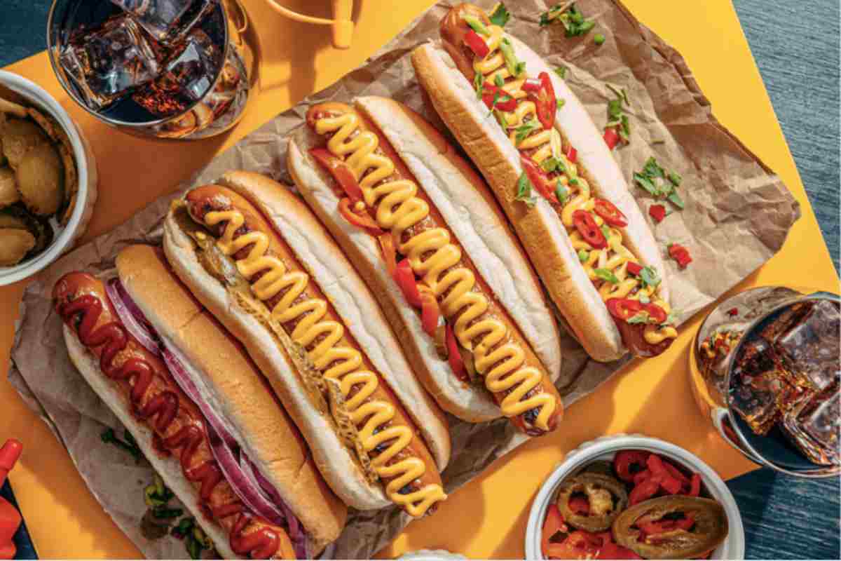 Hot dog misti con diverse salse e ripieni diversi